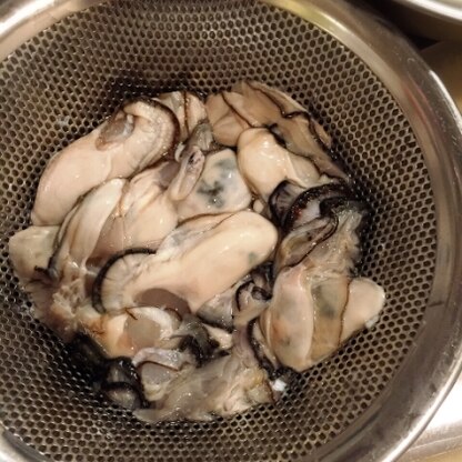 牡蠣の下処理、このレシピの方法でやらせてもらいました(^ ^)流水で洗う方法しか知らなかったので、これからはこのやり方にしようと思います♪